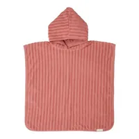 Poncho con capucha de rizo acanalado en color coral, extendido en plano
