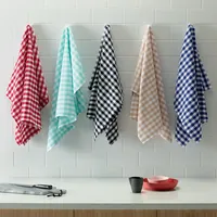 Cinque strofinacci a quadretti vichy di colori diversi appesi a ganci a parete