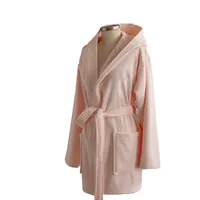 Albornoz con capucha rosa pálido sobre un maniquí