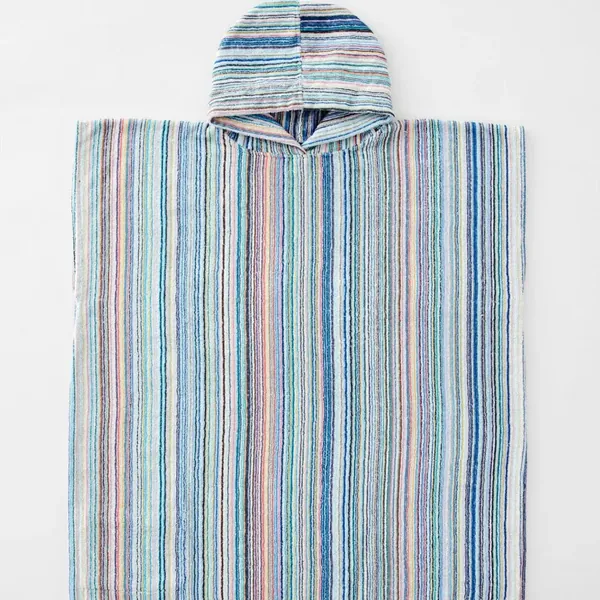 Badeponcho aus Frottier mit Kapuze in feinen bunten Streifen, flach ausgelegt