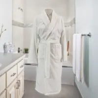 Albornoz de rizo blanco con cuello smoking sobre un maniquí en un baño
